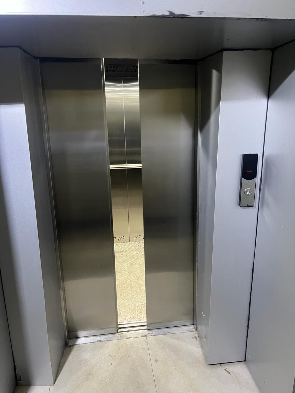 CENTER OPENING AUTO DOOR Drawing